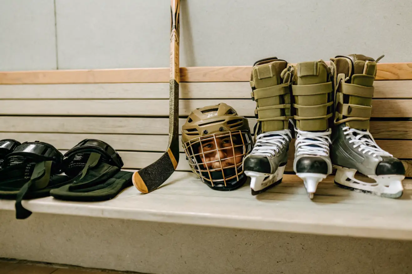 Из каких элементов состоит защита хоккеиста